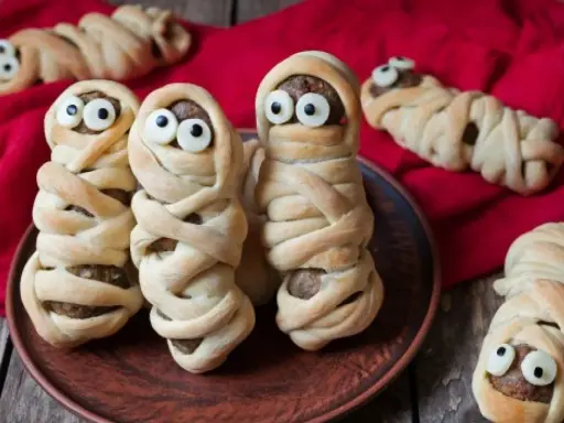 Mummy hot dogs z ciasta francuskiego, idealne na zdrowe przepisy dla dzieci na obiad. Zabawne i pyszne!