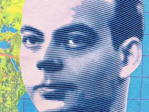 Portret stylizowany na mapę, przypominający Antoine de Saint-Exupéry'ego. Jego spojrzenie skłania do refleksji nad jego cytatami.