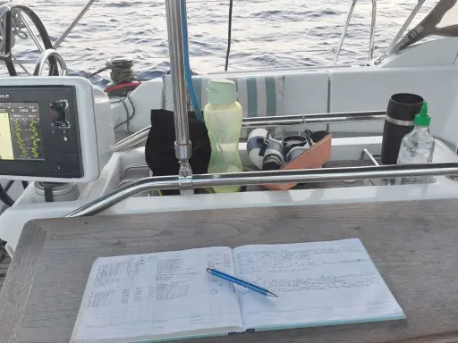 Segelboot auf dem Golf von Mexiko. Logbuch und Navigationsgerät bereit für die Reise.