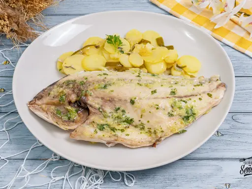 Dorada al horno con patatas, un plato principal sabroso y saludable.