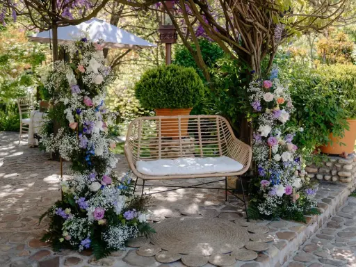 Un rincón idílico para bodas con arcos florales, un banco de mimbre y detalles rústicos. ¡Ideas originales boda!
