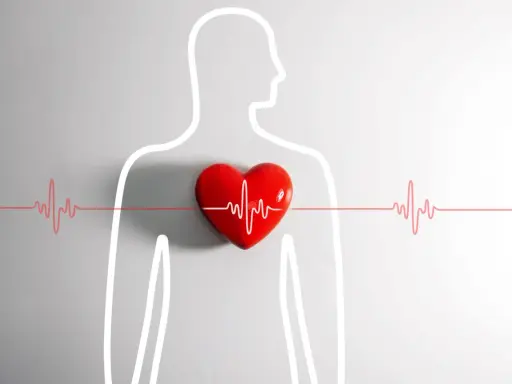 Czerwone serce z linią EKG symbolizuje problemy z rytmem serca, jak arytmia, która może być pogłębiona przez alkohol.