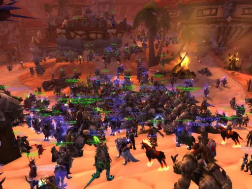 Tłum graczy w World of Warcraft na Xbox, przygotowujący się do bitwy.