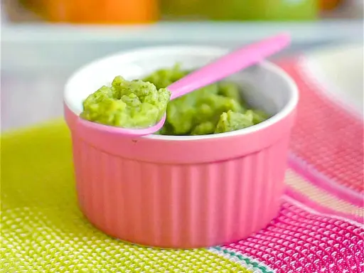 Papilla de aguacate bebé 6 meses, lista para alimentar a tu pequeño.