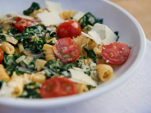 Pasta mit Babyspinat, Kirschtomaten und Parmesan. Ein einfaches und leckeres Rezept.