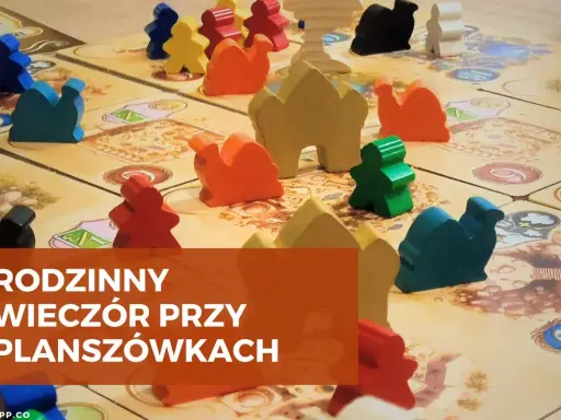 Kolorowe pionki na planszy, jakby przygotowane do gry roku. Rodzinny wieczór przy planszówkach.