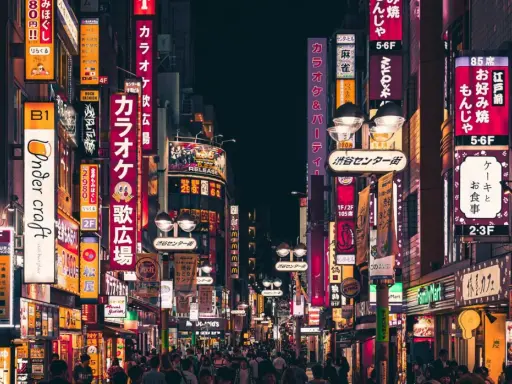 Nocne Tokio, pełne neonów i ludzi. Idealne miejsce, by poczuć energię miasta, kiedy lecieć do Japonii? Teraz!