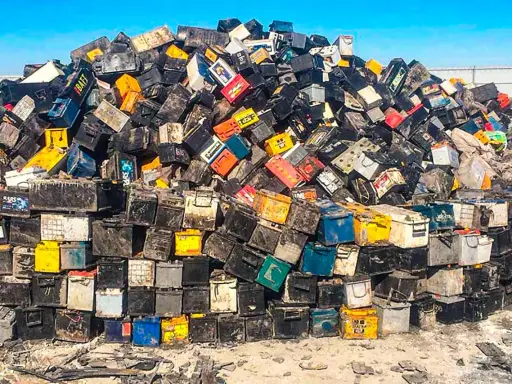 Un'enorme discarica di batterie per auto, un promemoria che le batterie delle auto elettriche inquinano.