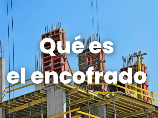 Estructura de encofrado naranja y amarilla en obra, lista para ver qué es encofrado en construcción.