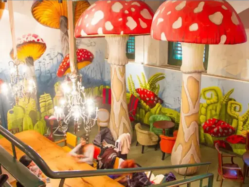 Un lugar mágico con decoración de setas gigantes, ideal para restaurantes para ir con niños en Barcelona.