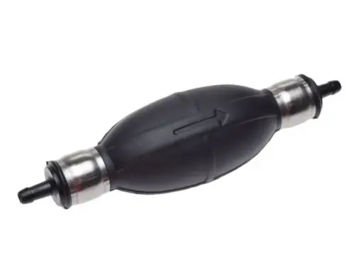 Amorcer une pompe à gasoil sans poire d'amorçage : cet accessoire en caoutchouc noir avec embouts métalliques est essentiel.