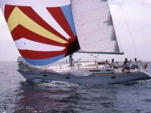 Un voilier avec une voile colorée, rappelant une légende du soleil, navigue sur une mer agitée. 41 avis sur cette aventure.