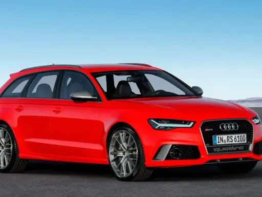Audi RS6 rojo, un familiar deportivo con gran potencia. Su peso es considerable, pero su rendimiento es excepcional.