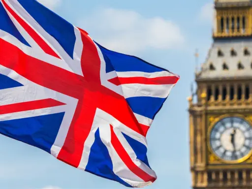 Flaga Wielkiej Brytanii na tle Big Ben w Londynie.