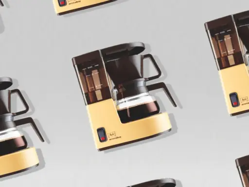 Retro-Kaffeemaschine in Gelb und Braun, bereit, köstlichen Kaffee zu filtern.
