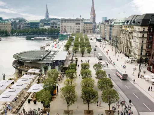 Grüne Alleen säumen eine belebte Straße mit Fußgängern und Bussen, die eine Vision der innenstadt der zukunft darstellen.