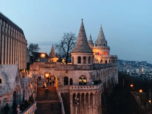 Budapeszt czy warto? Zdecydowanie tak! Widok na zamek i miasto nocą zapiera dech w piersiach.