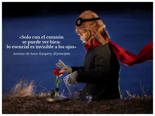 Niño con gorro de aviador y bufanda roja cuida una rosa, inspirando frases bonitas para hijos cortas.