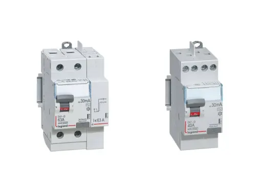 Deux interrupteurs différentiels Legrand DX3-ID, l'un de 40A et l'autre de 63A, avec une sensibilité de 30mA.