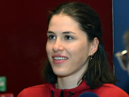 Marie Schreiber lächelt in die Kamera, ihr roter Hoodie ist sichtbar.