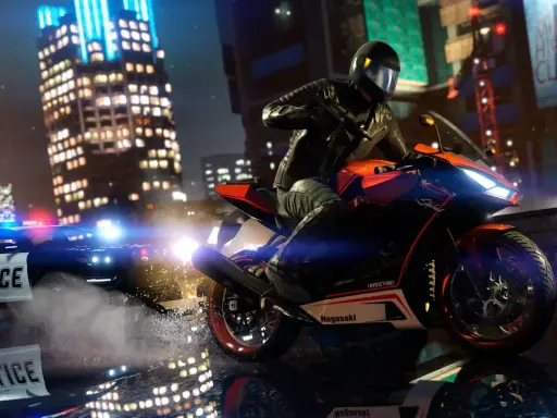 Motocyklista w kasku ucieka przed policją w nocnym mieście. To scena jak z najlepszych modów do GTA 5, pełna akcji i neonów.