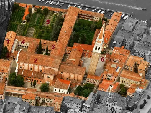 Vue aérienne du complexe de San Francesco della Vigna à Venise, avec ses cours, son jardin et son campanile.