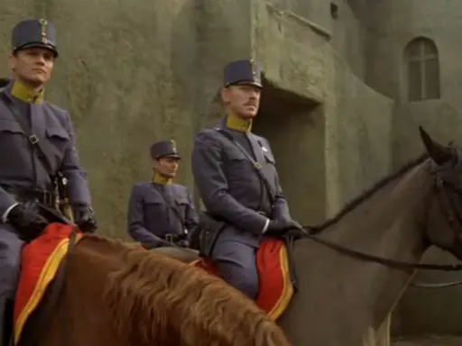 Ufficiali a cavallo in uniforme, in attesa ai confini del forte, come nella trama de "Il deserto dei tartari".