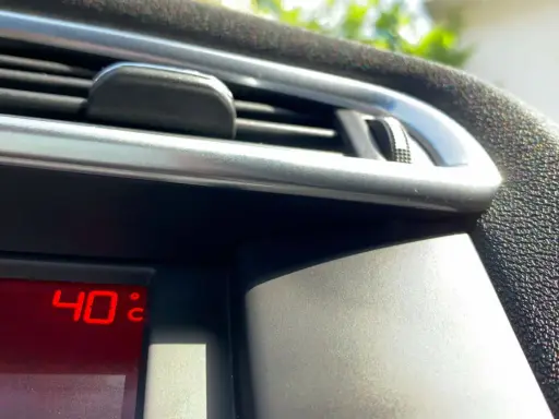 El display del coche marca 40°C. ¡Qué calor hace hoy!