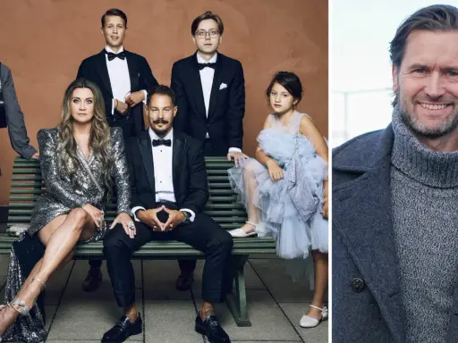 Martin Melin med familj, klädda för fest. Till höger Martin Melin själv, leende i grå rock.