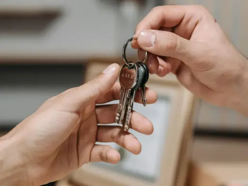 Przekazanie kluczy przez wynajmującego najemcy. Nowy dom czeka!