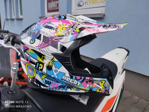 Kolorowy kask na quadzie. Czy na quadzie trzeba mieć kask? Zawsze! Bezpieczeństwo przede wszystkim.