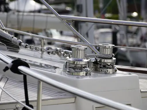 Deux winches chromés sur un bateau, prêts à hisser la chaîne de l'ancre. Le schema guindeau est bien visible.
