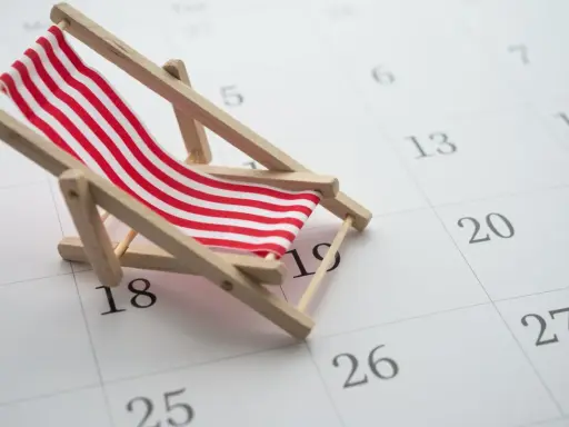 Mini leżak na kalendarzu symbolizuje dni wolne od pracy USA. Czas na odpoczynek i wakacje!