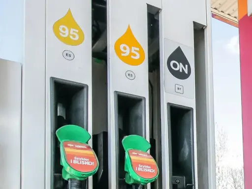 Stacja paliw z dystrybutorami 95 i ON. Dowiedz się, jak zatankować auto, wybierając odpowiednie paliwo.