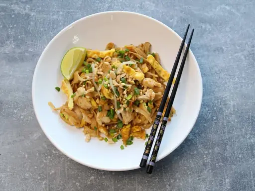 Pyszny pad thai przepis z kurczakiem, jajkiem, orzeszkami i limonką. Idealny na szybki obiad.