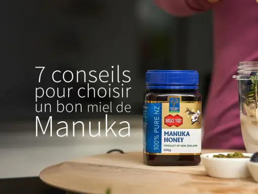 Un pot de miel de Manuka MGO 100+ à côté d'un smoothie aux fruits. Découvrez les miel de manuka bienfaits pour votre santé.