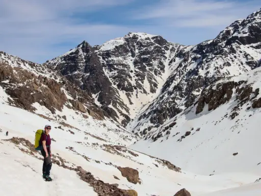 Wspinaczka na Toubkal wymaga ostrożności. Śnieg i skały tworzą malowniczy, ale wymagający krajobraz.