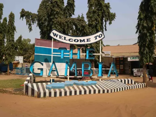 Välkommen till The Gambia! En skylt välkomnar besökare, kanske på väg för att få sitt vaccin.