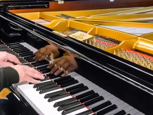 Ile waży fortepian Steinway? Modele, wagi, transport i nośność
