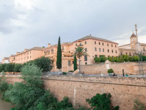Entdecken Sie Córdoba: Ein Blick auf die Stadtmauer und pastellfarbene Gebäude, ein Vorgeschmack auf die vielen Córdoba Geheimtipps.