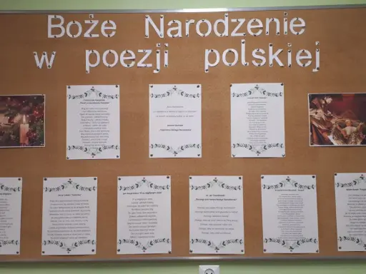 Boże Narodzenie w poezji polskiej. Obraz przedstawia tablicę z wierszami i ilustracjami, nawiązującymi do świąt. To jak bajka sanah, pełna wzruszeń i pięknych słów.