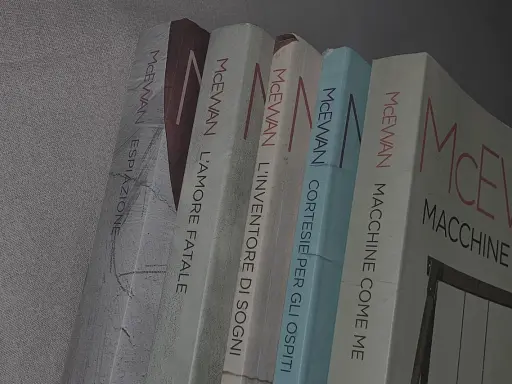 I **ian mcewan migliori libri** in italiano: "Espiazione", "L'amore fatale", "L'inventore di sogni", "Cortesi per gli ospiti", "Macchine come me".