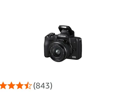 Cámara Canon EOS M50 negra con flash emergente y lente zoom. Ideal para capturar momentos.