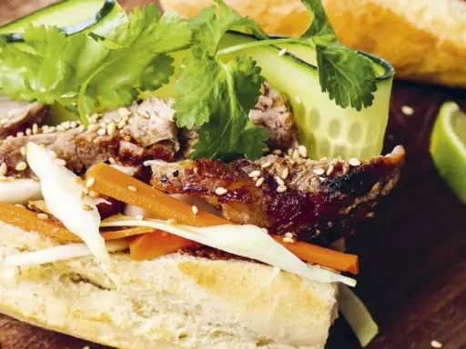 En saftig banh mi med grillat kött, krispiga grönsaker och sesamfrön. Ett perfekt banh mi recept för en smakrik lunch.