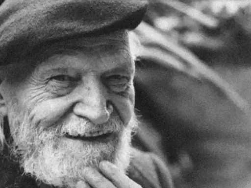Ritratto di un anziano con barba e berretto, che ricorda l'umanità e la profondità dei "fratelli Ungaretti" in un'analisi poetica.