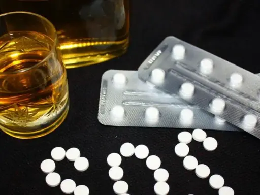 Szklanka alkoholu i blistry z tabletkami. Czy to pytanie o benzodiazepiny co to?