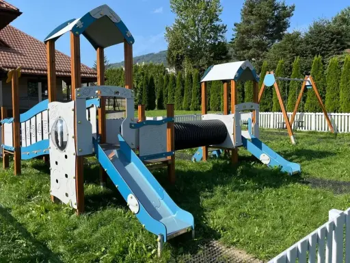 Kolorowy plac zabaw z tunelem i zjeżdżalniami. Czy taki plac zabaw wymaga pozwolenia na budowę?