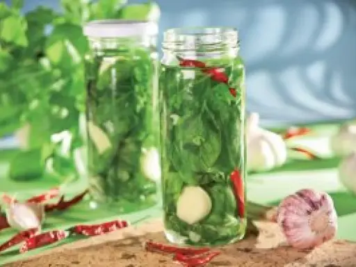 Słoiki z bazylią, czosnkiem i papryczkami chili. Świetny sposób, co zrobić z bazylii, by zachować jej aromat na dłużej.