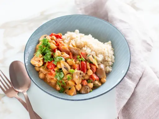 Herzhaftes Gericht mit Kichererbsen, Pilzen und Tomaten, serviert mit Reis. Perfekt für proteinreiche Rezepte.