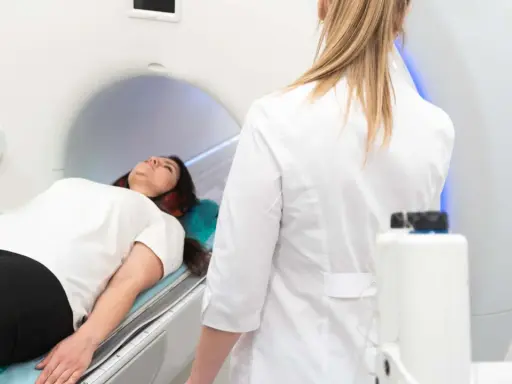 Patient liegt auf dem Tisch für die pelottierung des duralschlauches. Eine Ärztin in weißem Kittel überwacht den Vorgang.